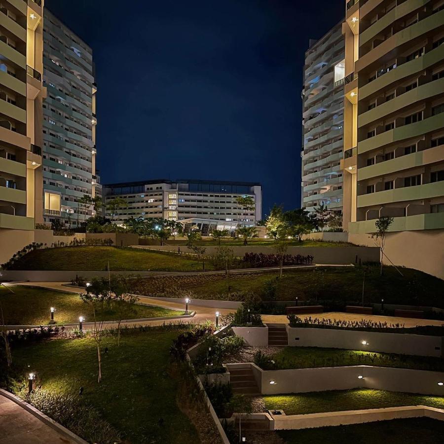 Acellyne'S Suites At The Residences At Commonwealth By Century Quezon City Exterior foto