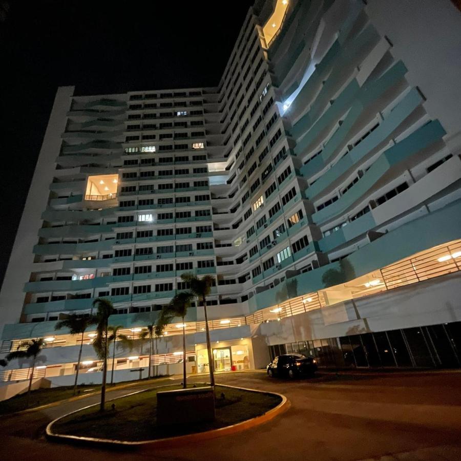Acellyne'S Suites At The Residences At Commonwealth By Century Quezon City Exterior foto