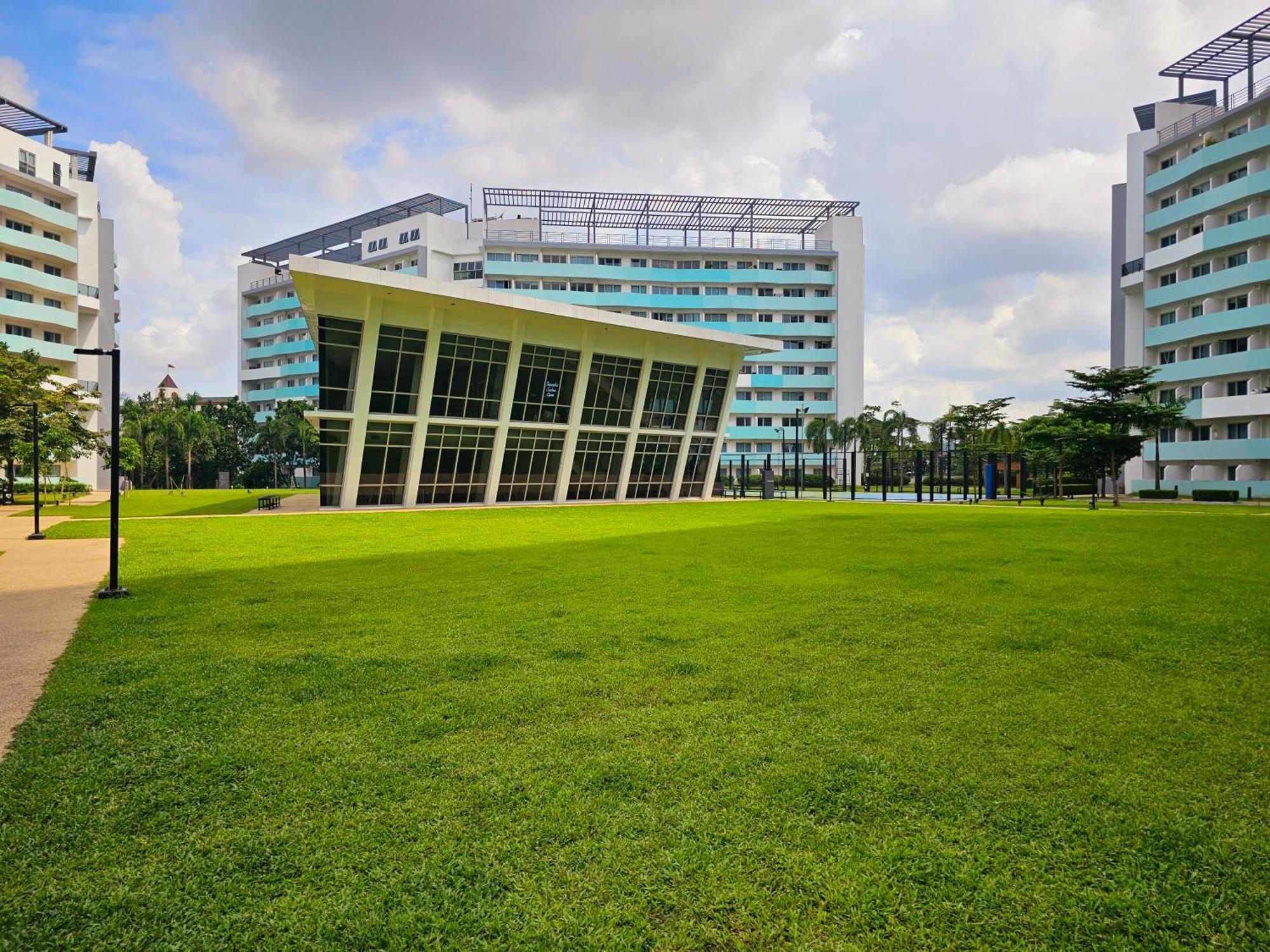 Acellyne'S Suites At The Residences At Commonwealth By Century Quezon City Exterior foto