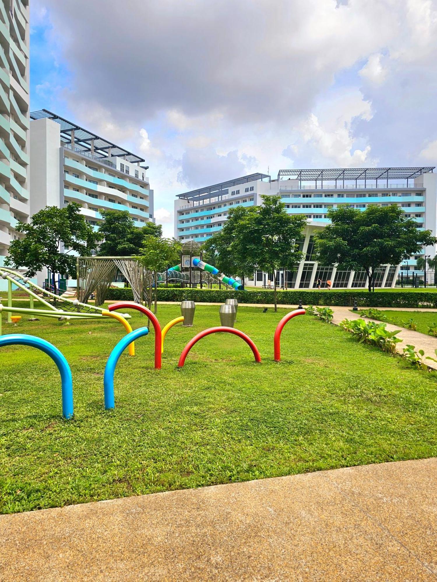 Acellyne'S Suites At The Residences At Commonwealth By Century Quezon City Exterior foto