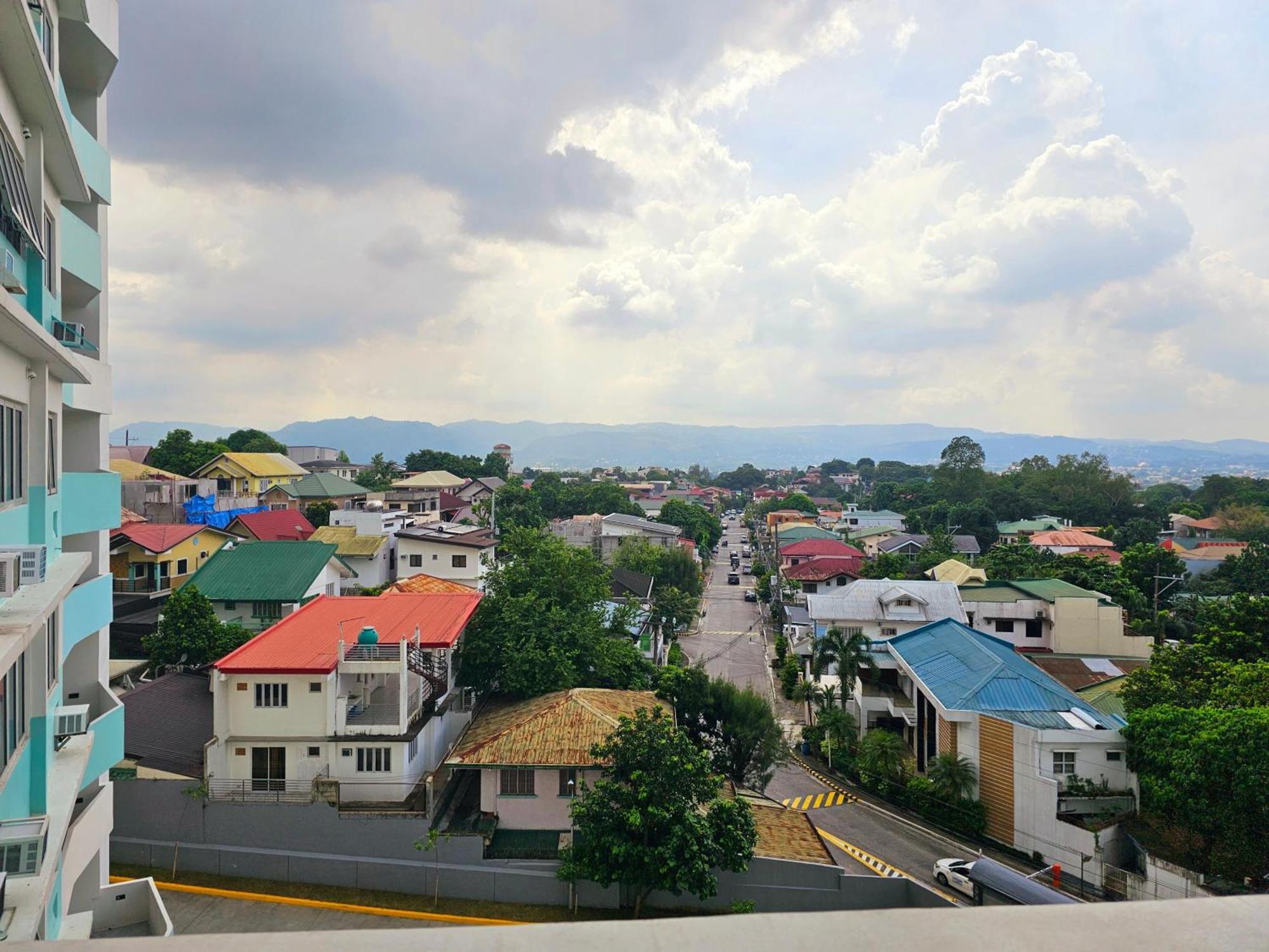 Acellyne'S Suites At The Residences At Commonwealth By Century Quezon City Exterior foto