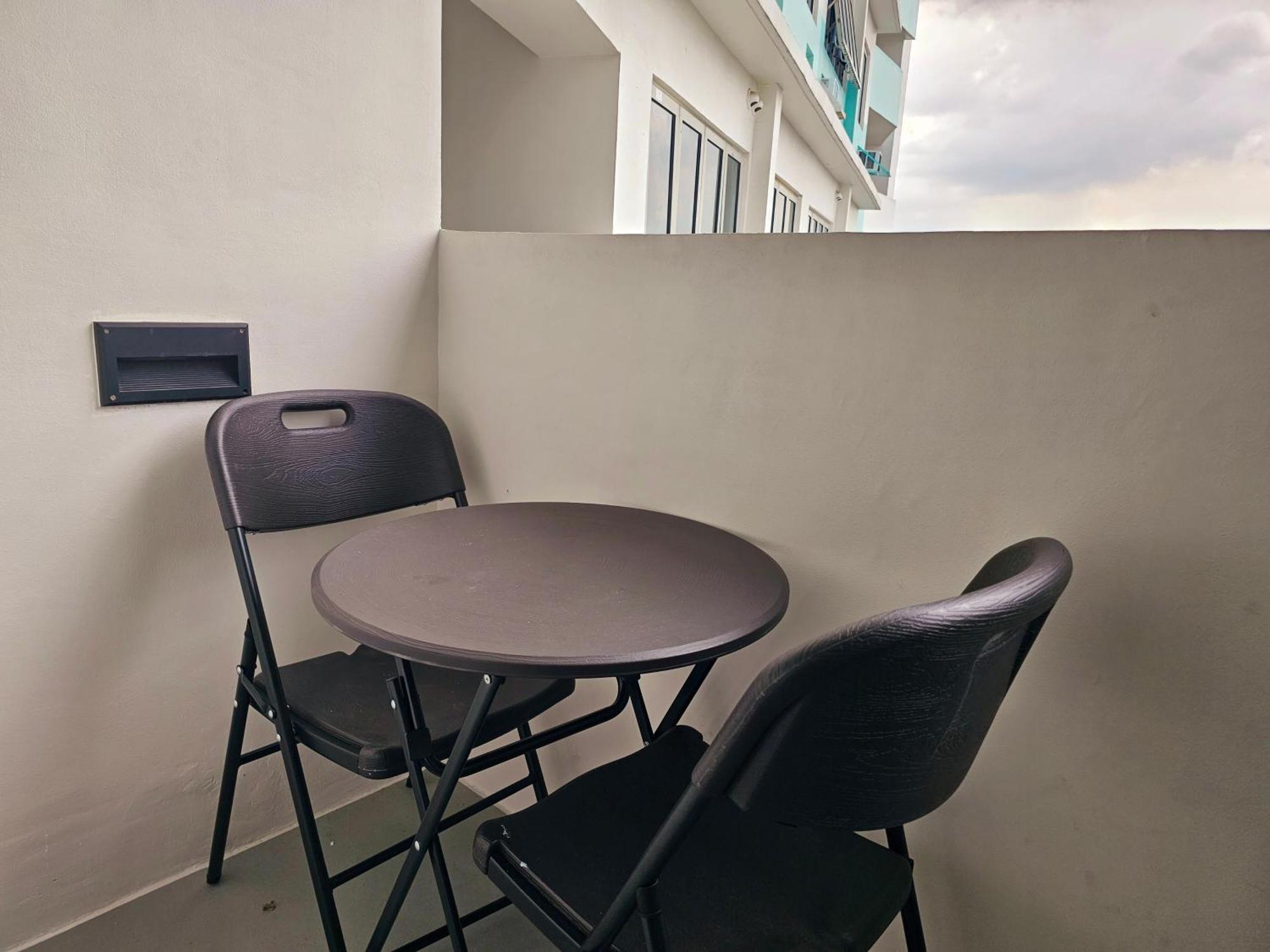 Acellyne'S Suites At The Residences At Commonwealth By Century Quezon City Exterior foto