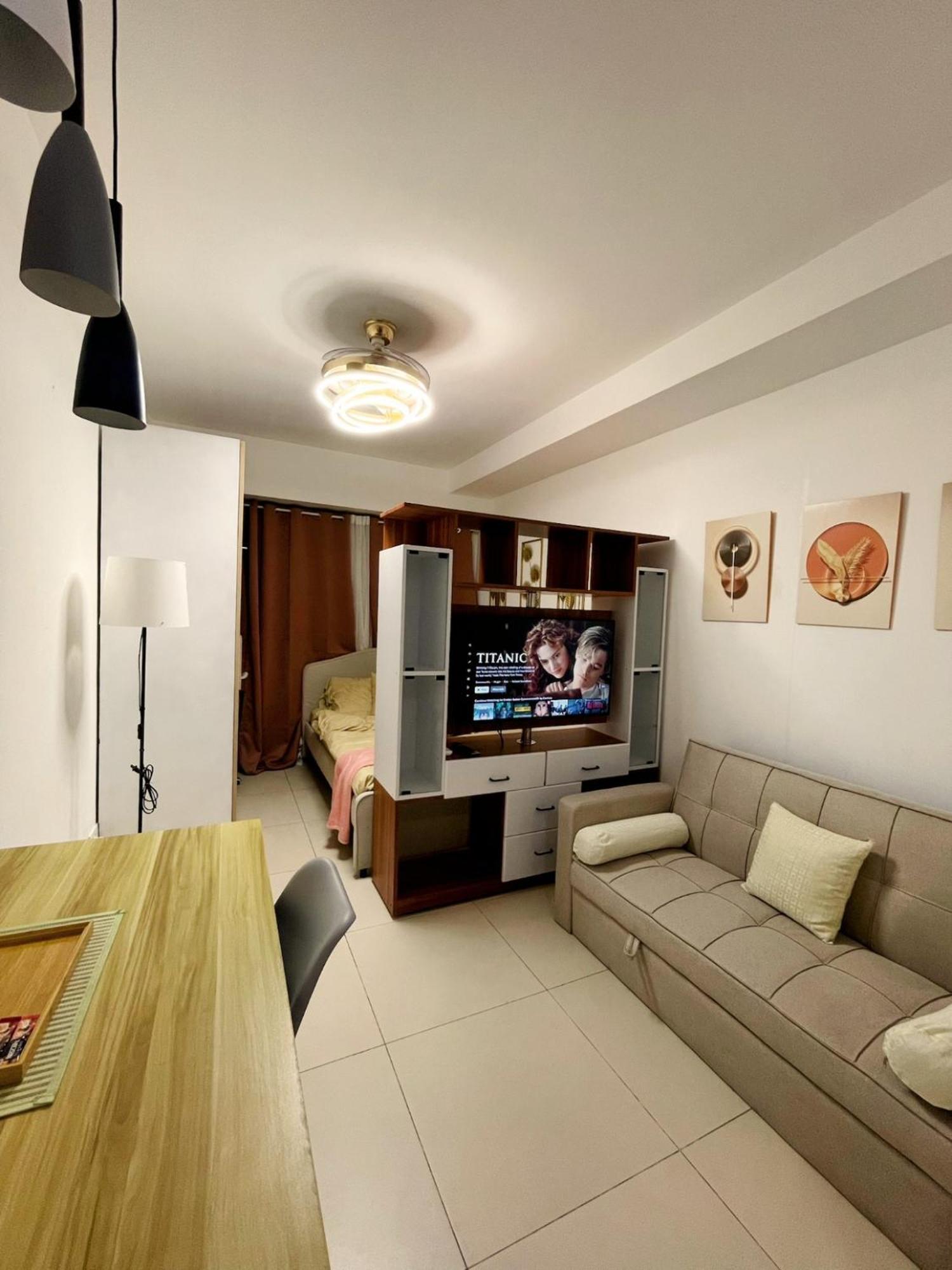 Acellyne'S Suites At The Residences At Commonwealth By Century Quezon City Quarto foto
