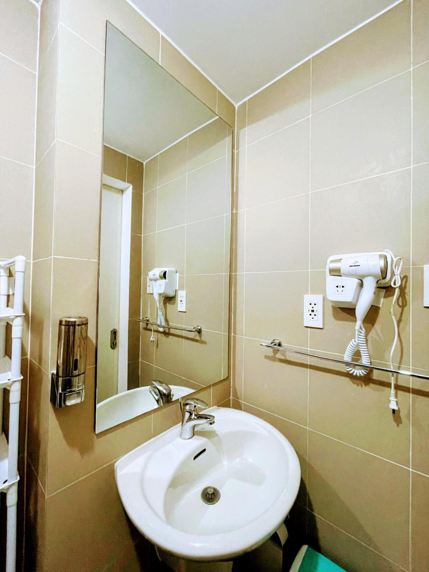 Acellyne'S Suites At The Residences At Commonwealth By Century Quezon City Quarto foto