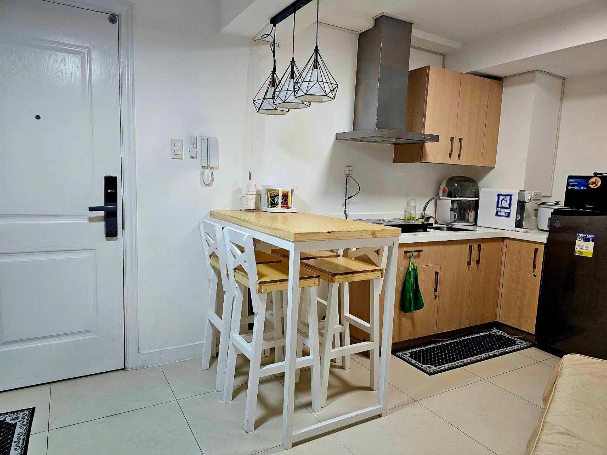 Acellyne'S Suites At The Residences At Commonwealth By Century Quezon City Exterior foto
