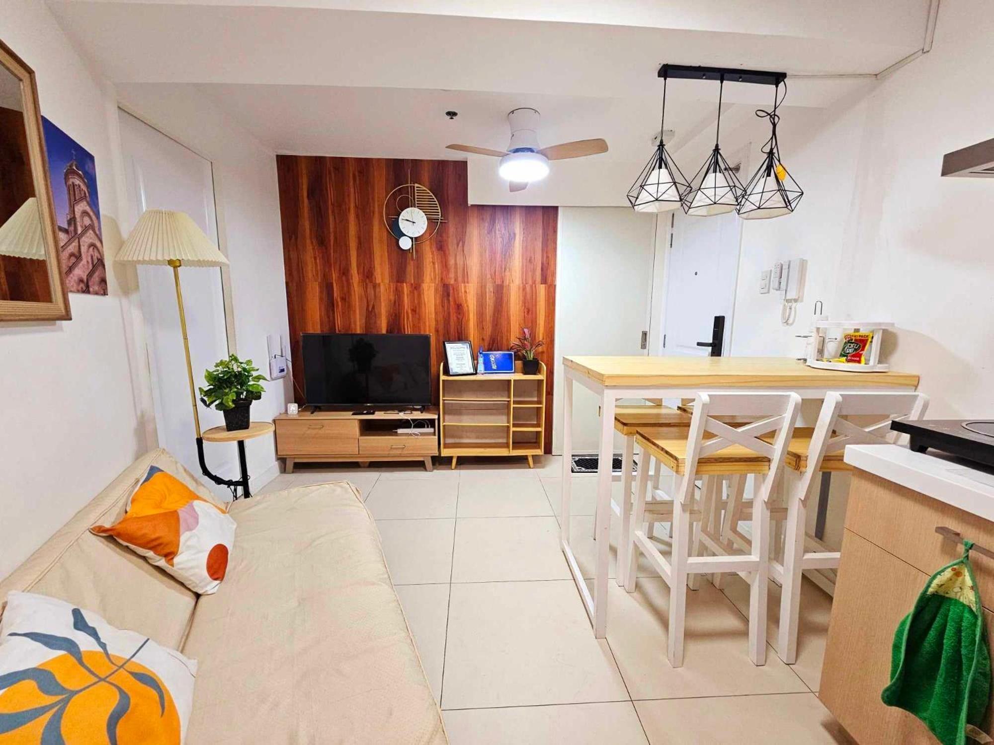 Acellyne'S Suites At The Residences At Commonwealth By Century Quezon City Exterior foto